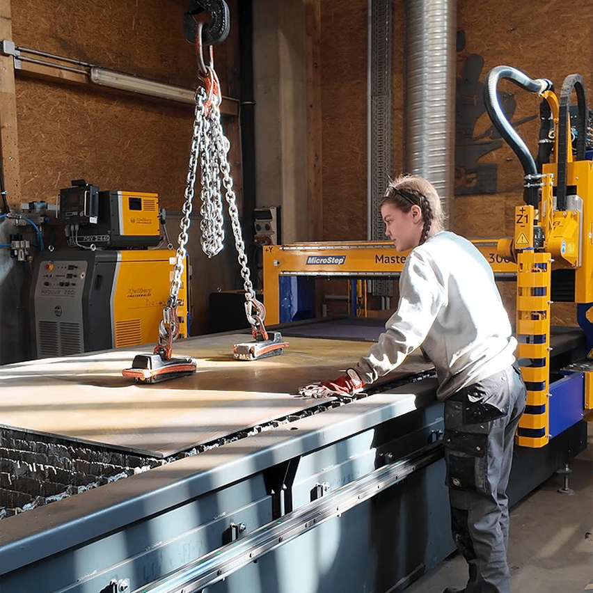 Bild enthält, Building, Factory, Manufacturing, Workshop, Adult, Male, Man, Person, Footwear, Shoe