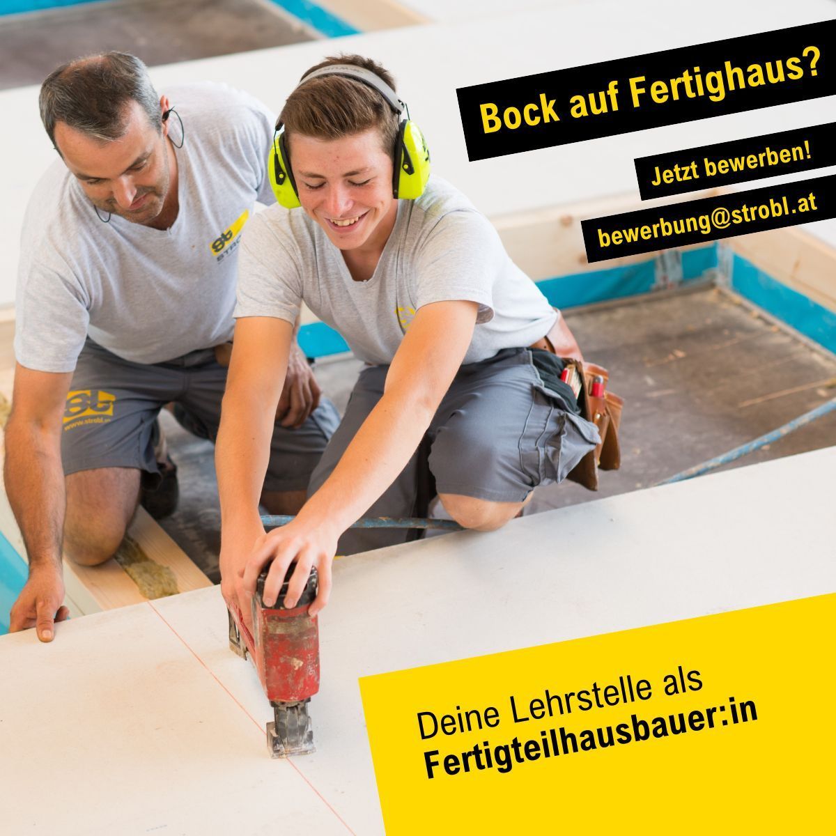 Zwei Männer in grauen T-Shirts und gelben Kopfhörern arbeiten auf einem Boden. Einer bohrt und der andere beobachtet. Ein gelbes Banner steht für 'Deine Lehrstelle als Fertigteilhausbauer:in'. Der Hintergrund hat blaue und gelbe Ränder.