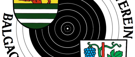 Das Logo des Schutzenverein Balgach-Rebstein zeigt ein Ziel, einen roten Löwen und eine Weinrebe mit Trauben. Das Ziel ist schwarz mit einem weißen Bullseye, und der Löwe ist auf einem Schild mit grünen und weißen Streifen.