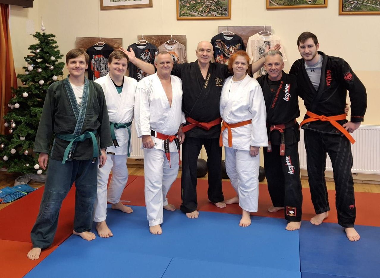 Bild enthält, Pants, People, Person, Adult, Male, Man, Karate, Coat, Jeans, Face