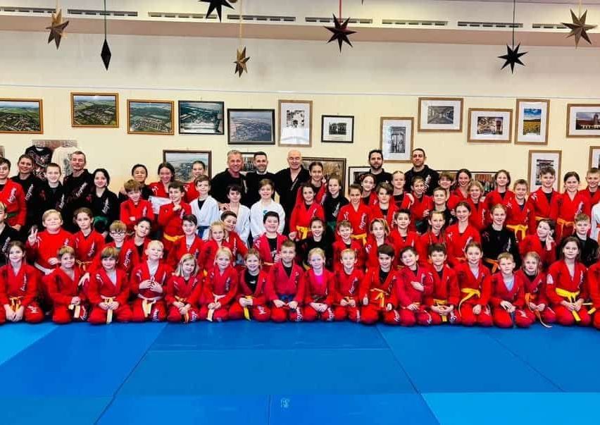 Bild enthält, People, Person, Groupshot, Art, Painting