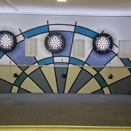 Bild enthält, Indoors, Interior Design, Floor, Flooring, Art, Architecture, Building, Darts, Game
