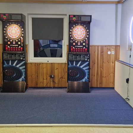 Bild enthält, Indoors, Interior Design, Floor, Electronics, Screen, Computer Hardware, Hardware, Monitor, TV