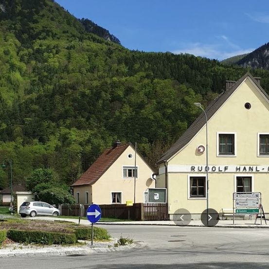 Bild enthält, Architecture, Building, Hotel, Car, Transportation, Vehicle, Outdoors