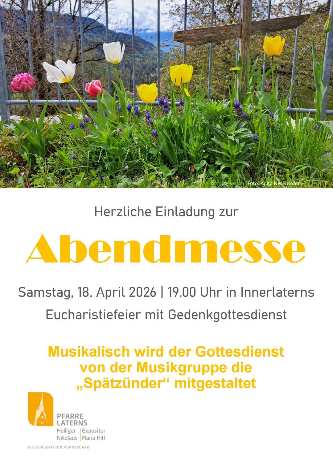 Einladung zur Abendmesse am 18. April 2026 um 19 Uhr in Innerlaterns. Das Plakat zeigt einen Blumengarten im Hintergrund. Die Veranstaltung umfasst eine Eucharistiefeier und einen Gedenkgottesdienst mit Musik der Gruppe 'Spätzünder'.