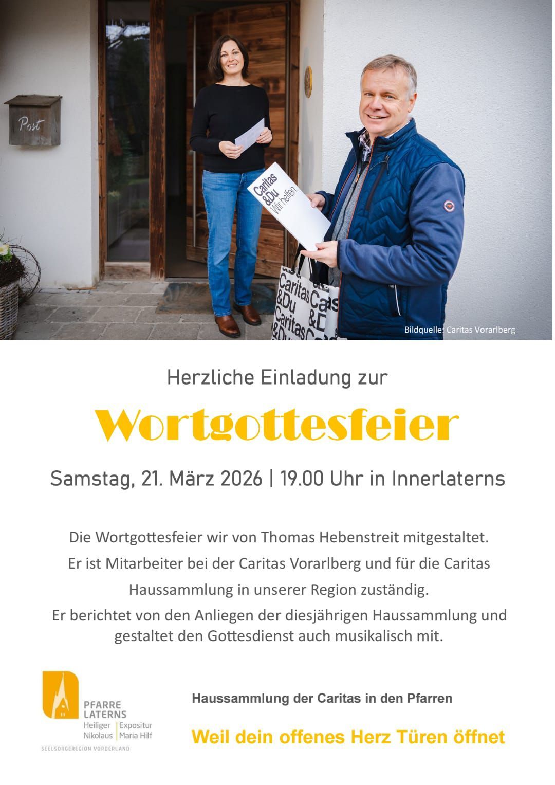 Ein Bild zeigt eine Person, die von einer anderen Person ein Dokument vor einem Haus empfängt. Der Text lautet 'Herzliche Einladung zur Wortgottesfeier' und enthält Datum und Ort der Veranstaltung.