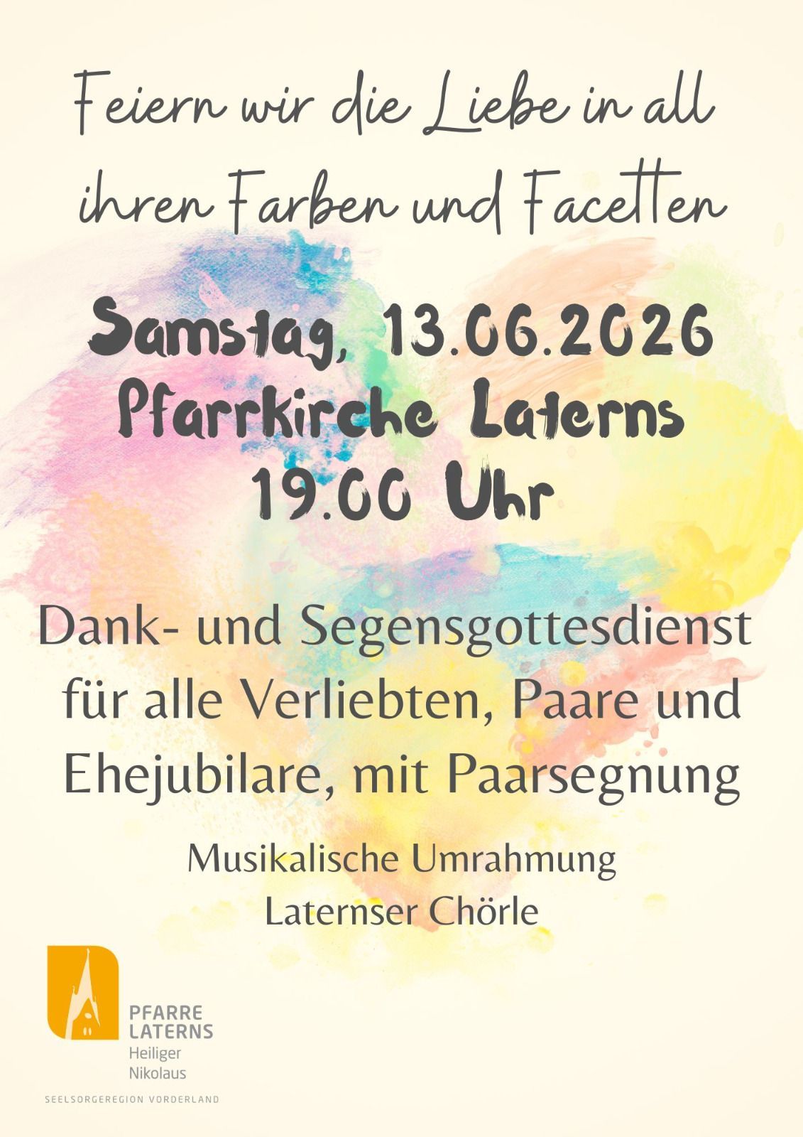 Ein Poster mit buntem Hintergrund und schwarzem Text bewirbt einen Segens- und Dankgottesdienst für Verliebte, Paare und Ehejubilare, einschließlich Paarsegen. Die Veranstaltung findet am 13.06.2026 um 19.00 Uhr in der Pfarrkirche Laterns statt. Musikalische Umrahmung durch den Laternser Chor.