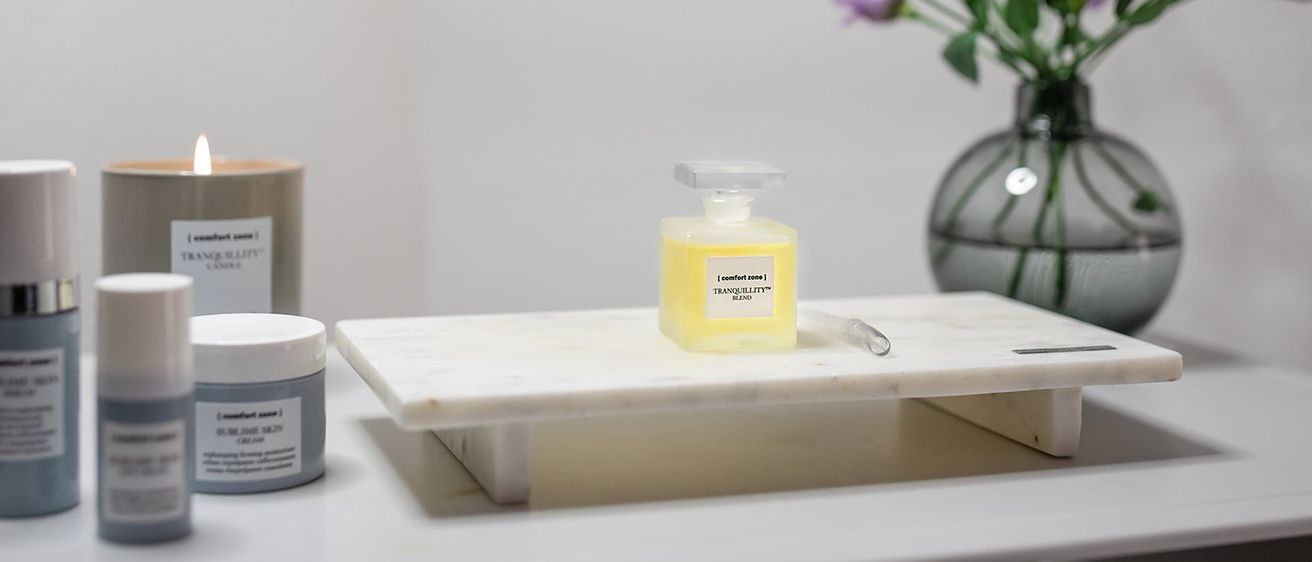 Bild enthält, Furniture, Table, Bottle, Cosmetics, Perfume, Coffee Table, Tabletop, Candle, Flower