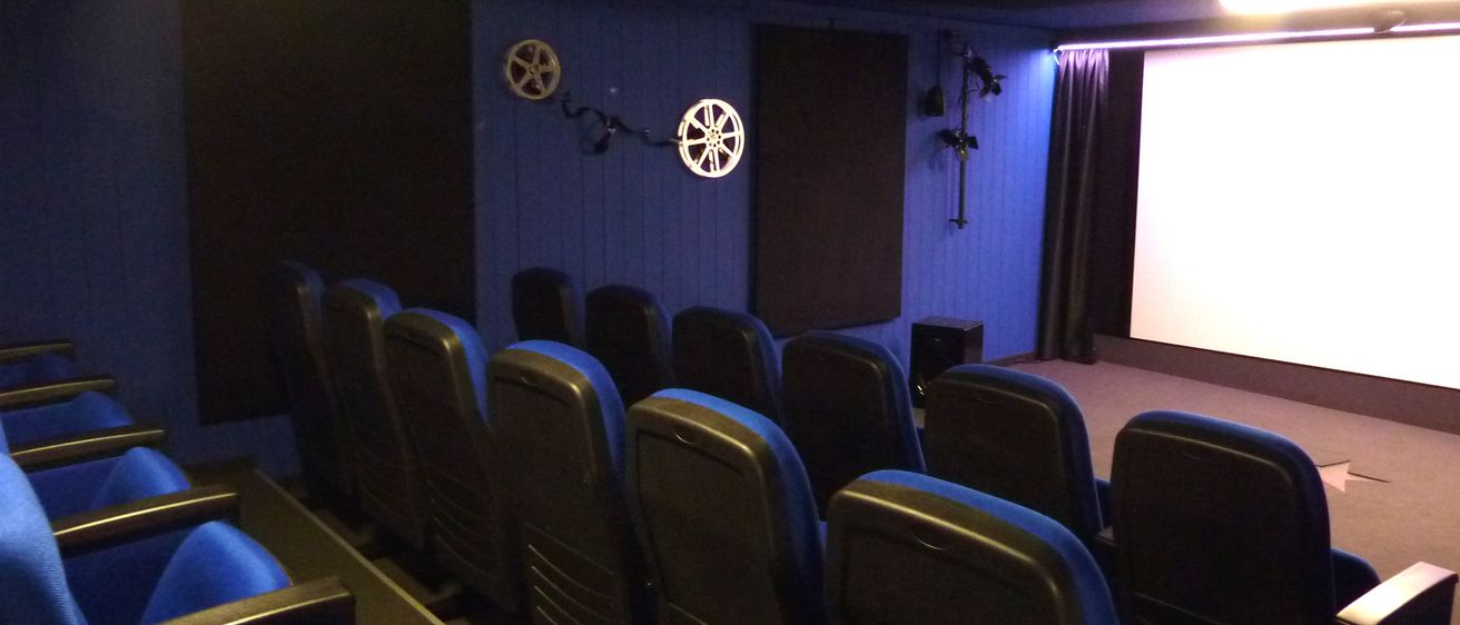 Bild enthält, Cinema, Architecture, Building, Chair, Furniture, Indoors, Theater, Electronics, Screen