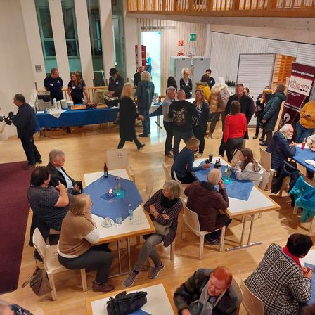 Bild enthält, People, Person, Indoors, Adult, Male, Man, Crowd, Face, Head, Classroom