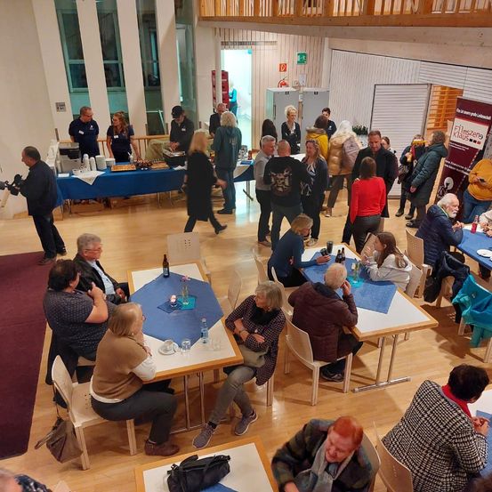 Bild enthält, People, Person, Indoors, Adult, Male, Man, Crowd, Face, Head, Classroom