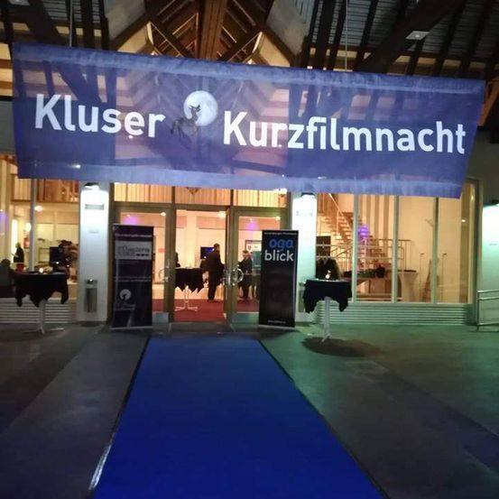 Bild enthält, Terminal, Building, Airport, Lighting, Floor, Computer Hardware, Monitor, Screen, Person, Urban