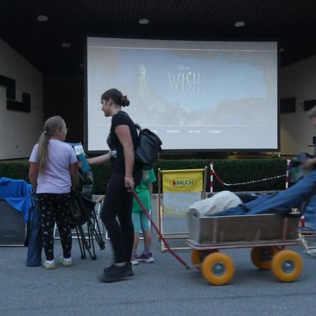Bild enthält, Person, Walking, Chair, Speaker, Pants, Shoe, People, Handbag, Adult, Man
