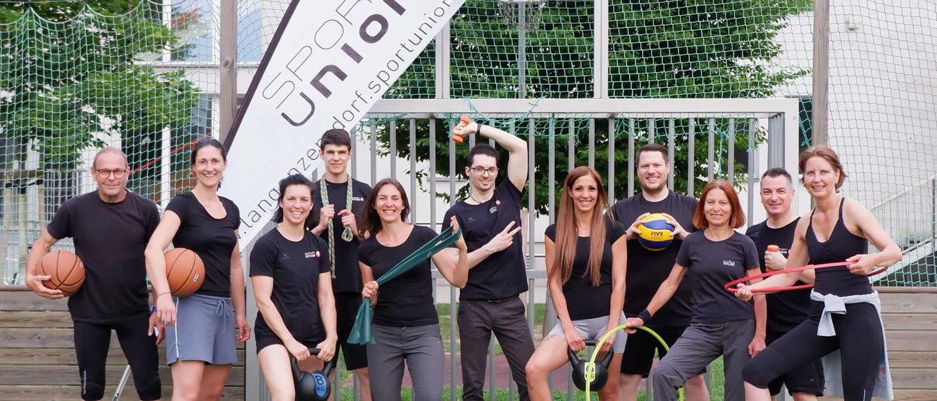 Bild enthält, Groupshot, Person, People, Basketball (Ball), Volleyball (Ball), Baton, Adult, Male, Man, Shorts