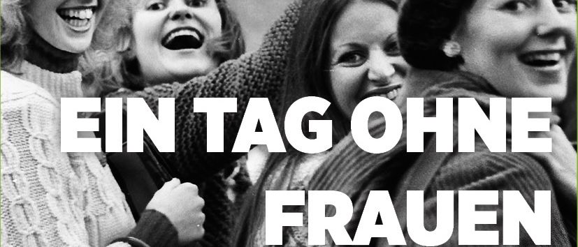 Ein schwarz-weißes Foto von vier Frauen, die lächelnd für ein Bild posieren, mit dem Text 'KINO EIN TAG OHNE FRAUEN' deutlich sichtbar.