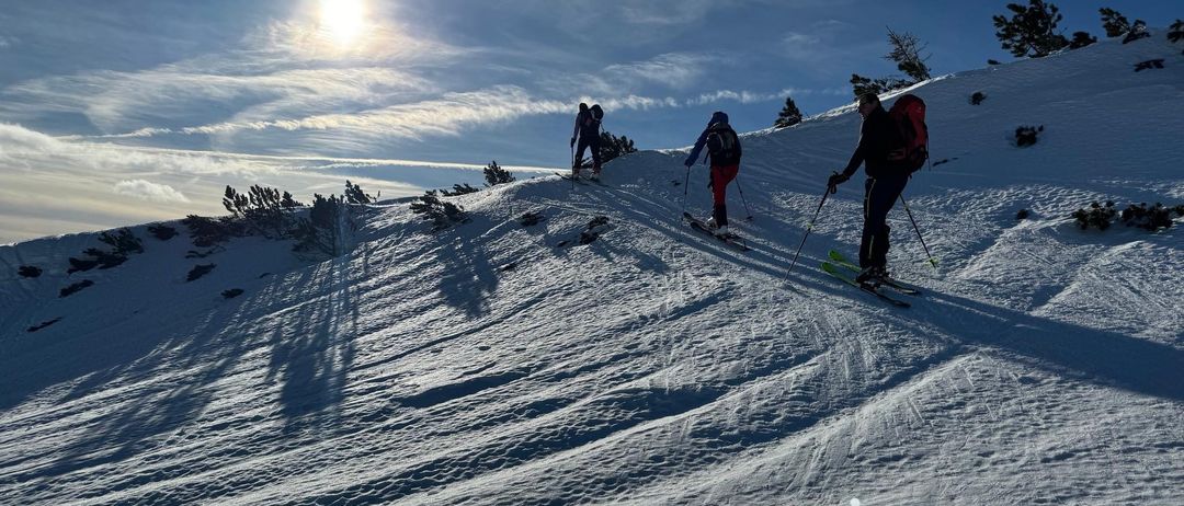 Bild enthält, Nature, Outdoors, Person, Snow, Skiing, Sport, Glove, Shoe, Backpack, Moon