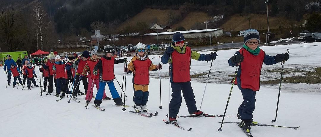 Bild enthält, Nature, Outdoors, Glove, Snow, Person, Skiing, Boy, Child, Male, Shoe