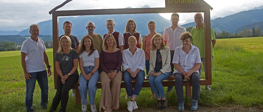 Bild enthält, People, Person, Grass, Pants, Park, Shelter, Portrait, Boy, Male, Teen
