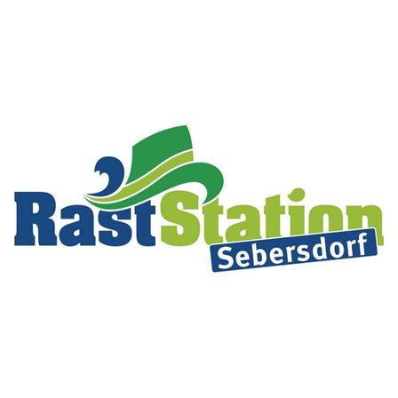 Das RastStation-Logo mit einem grünen Hut über dem blauen und grünen Text 'RastStation', darunter 'Sebersdorf' in Blau.