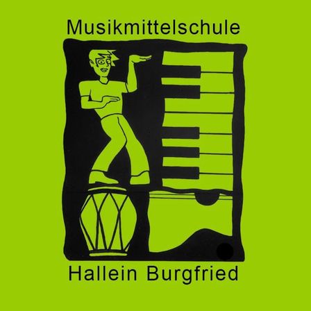 Ein Plakat für Musikmittelschule Hallein Burgfried. Es zeigt einen grünen Hintergrund mit einem Mann, der auf einem Trommel steht und auf eine Klaviertastatur zeigt.