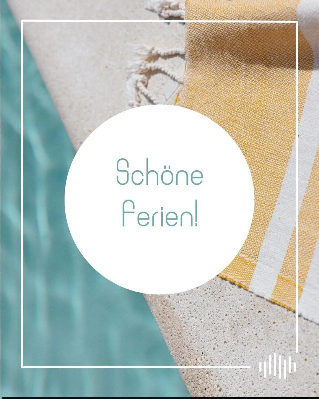 Ein Bild mit einem weißen Kreis, der den Text 'Schone Ferien!' in Blau enthält, vor einem Hintergrund aus gelb-weiß gestreiftem Stoff und einem blauen Material.