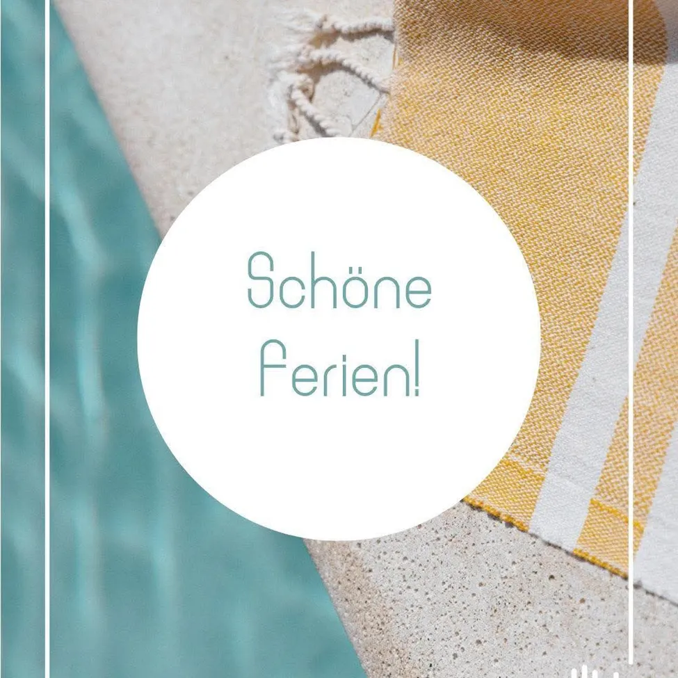 Ein Bild mit einem weißen Kreis, der den Text 'Schone Ferien!' in Blau enthält, vor einem Hintergrund aus gelb-weiß gestreiftem Stoff und einem blauen Material.