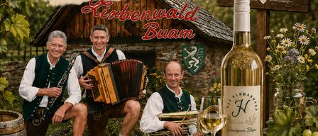Plakat für Sparverein Weinfass Hoffest 2026, mit drei Männern, die Instrumente spielen, einer Flasche Wein und einem Holzschild mit dem Text 'Speise, Trank und gute Unterhaltung mit Livemusik.'