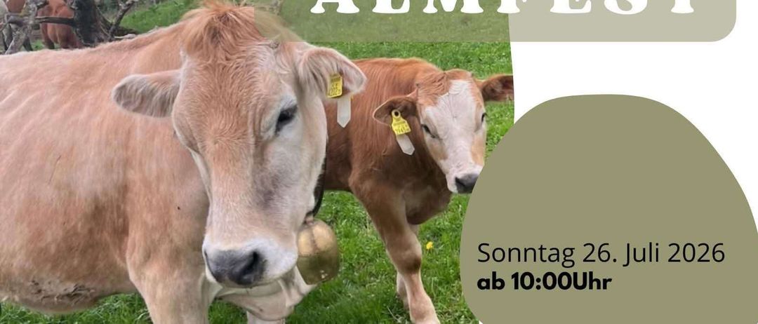 Zwei Kühe mit gelben Markierungen an den Ohren stehen auf einer Wiese. Die größere Kuh hat eine Glocke um den Hals. Im Hintergrund steht verschwommen der Text 'REMSCHN ALMFEE' und ein Datum 'Sonntag 26 ab 10:00Uhr.'