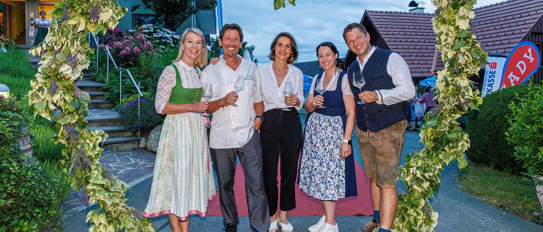 Bild enthält, Adult, Female, Person, Woman, Girl, Teen, People, Male, Man, Outdoors