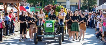 Bild enthält, People, Person, Clothing, Skirt, Shorts, Parade, Machine, Wheel, Shoe, Jeans