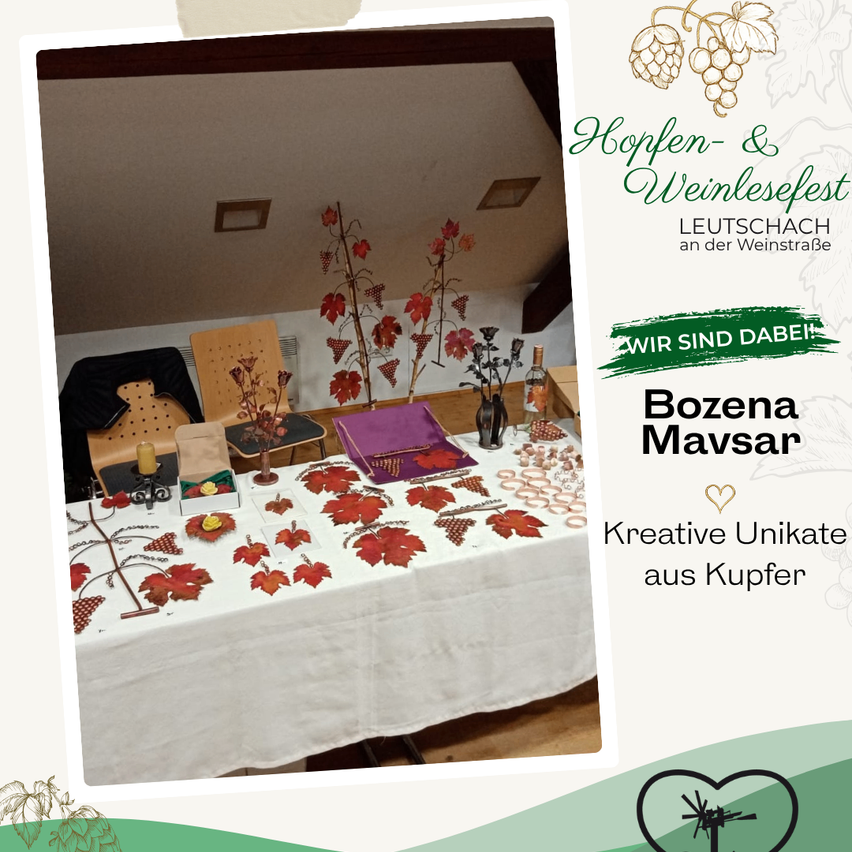Ein Tisch mit einem weißen Tuch ist mit verschiedenen Gegenständen wie einer lilafarbenen Box, einer Kerze und einer Flasche gedeckt. Es gibt auch dekorative Blätter und Blumen auf dem Tisch.