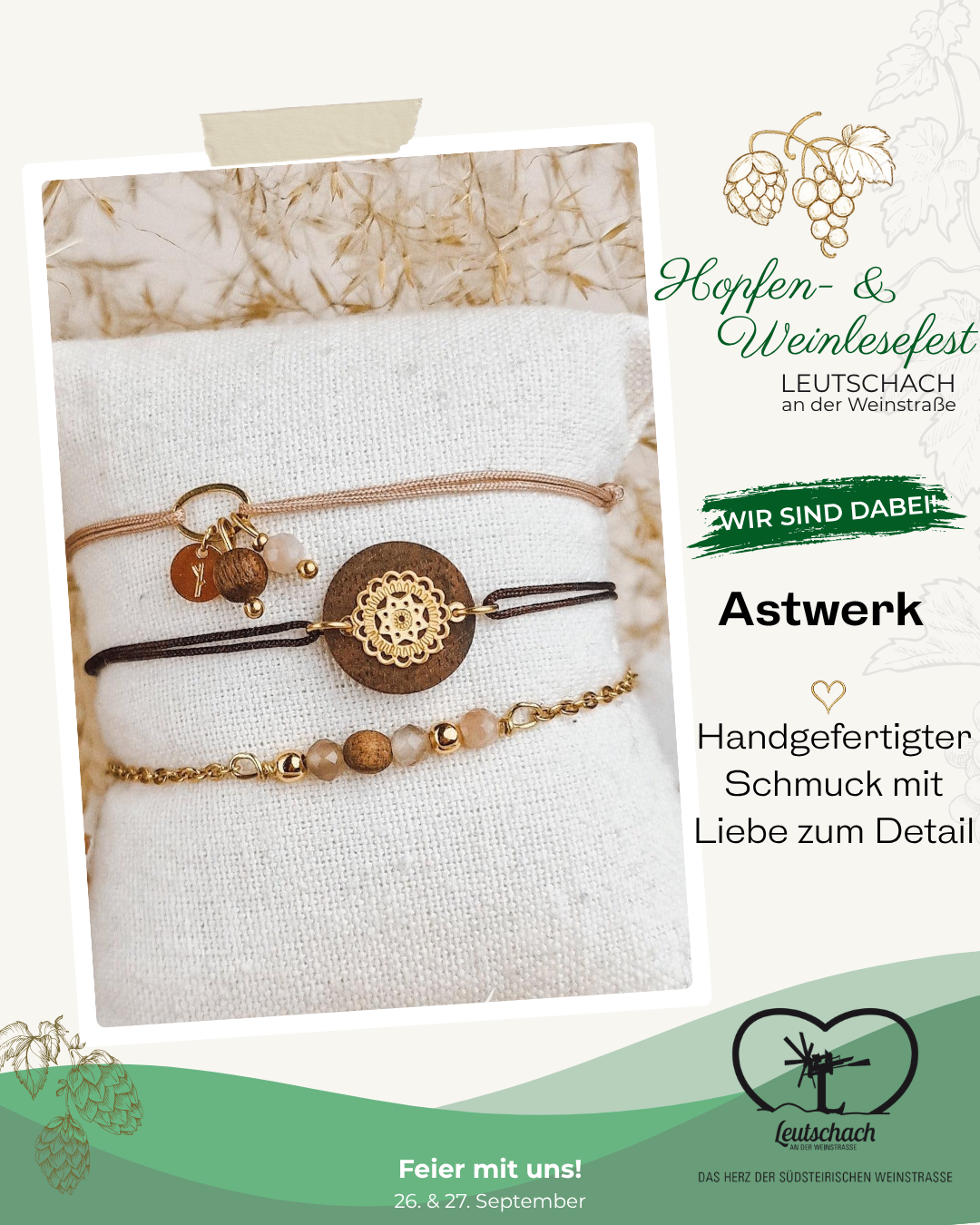 Ein Nahaufnahme von handgefertigten Armbändern mit komplizierten Designs und natürlichen Materialien, die auf einem weißen Tuch präsentiert werden.