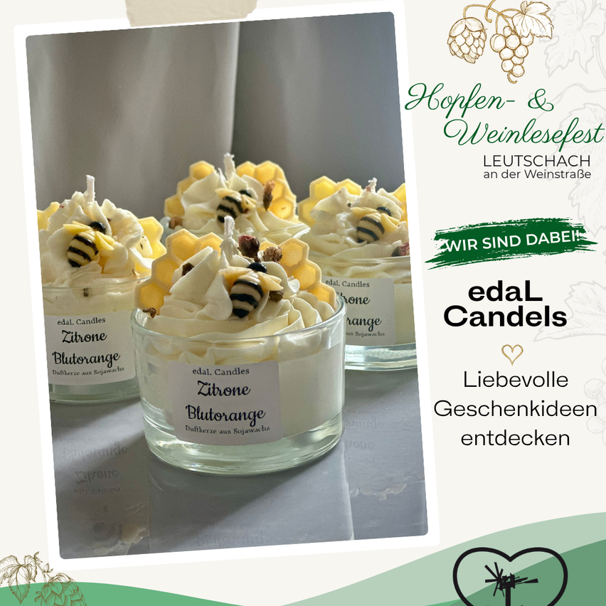 Nahaufnahme von drei Glasgläsern, gefüllt mit weißen Kerzen, jede gekrönt von einem Honigwabendesign und beschriftet mit 'Zitrone Blutorange'. Die Gläser stehen auf einer grauen Oberfläche mit einem unscharfen Hintergrund.