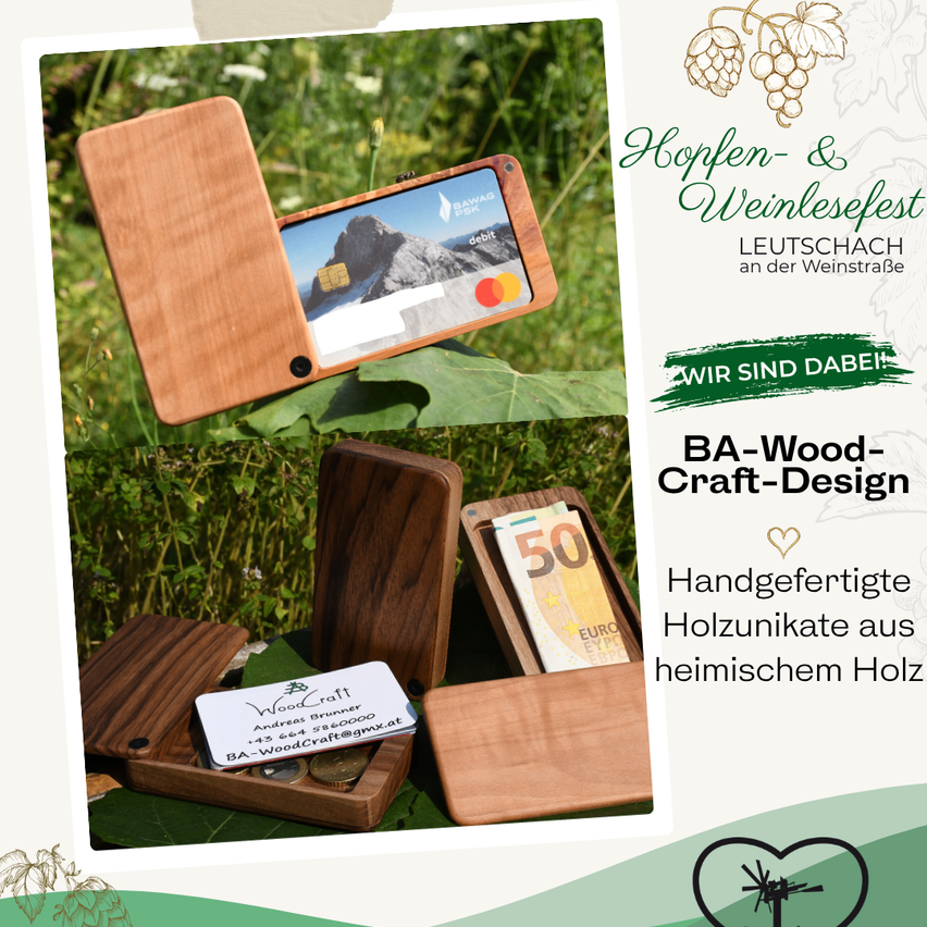 Ein hölzerner Kartenhalter mit einer Kreditkarte darin, auf einem grünen Hintergrund dargestellt. Der Kartenhalter hat ein Bergbild darauf.