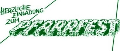 Ein grünes Banner mit weißem Text, das 'Herzliche Einladung zum Pfarrfest' besagt. Der Entwurf verwendet eine strukturierte, etwas raue Schrift, die ihm ein handgemachtes oder rustikales Aussehen verleiht. Der Rand des Banners ist grün eingefasst.
