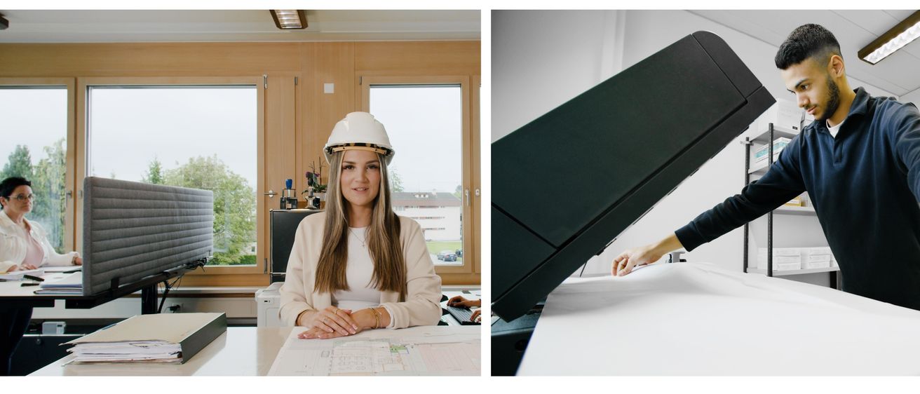 Eine Frau mit einer weißen Schutzhelm sitzt an einem Schreibtisch, lächelt in die Kamera. Ein Bauplan und eine schwarze Mappe liegen auf dem Tisch. Ein Fenster hinter ihr zeigt ein Haus und Auto.