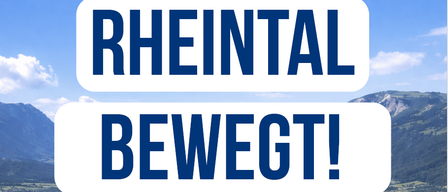 Ein Poster zeigt blauen Text mit 'MOBILITAT HEUTE UND MORGEN' und 'RHEINTAL BEWEGT!' mit einer malerischen Kulisse von Bergen und einem Fluss im Hintergrund.