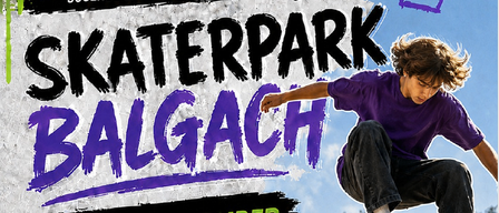 Ein Plakat für eine Skateboard-Veranstaltung in Balgach, mit einem jungen Jungen, der einen Skateboard-Trick ausführt. Das Plakat hat ein Graffiti-ähnliches Design mit dem Text 'Skatepark Balgach' und '12. September'. Der Junge trägt ein lila Shirt und schwarze Hose.
