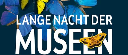 Plakat für die Lange Nacht der Museen im Jahr 2026 mit blauen und gelben Schmetterlingen auf dunkelblauem Hintergrund. Der Titel lautet 'Lange Nacht der Museen' mit dem Datum 3. Oktober 2026.