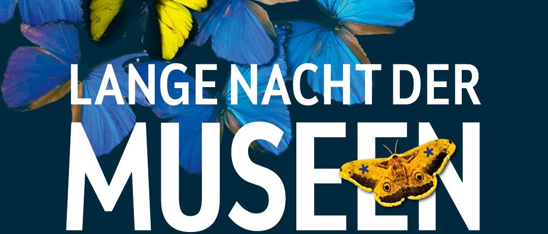 Plakat für die Lange Nacht der Museen im Jahr 2026 mit blauen und gelben Schmetterlingen auf dunkelblauem Hintergrund. Der Titel lautet 'Lange Nacht der Museen' mit dem Datum 3. Oktober 2026.