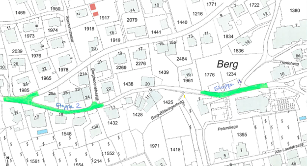 Eine Karte zeigt die Anordnung eines Wohngebiets mit verschiedenen Gebäuden und Straßen. Nummern und Bezeichnungen identifizieren bestimmte Orte, darunter 'Berg' und 'Eiglerstraße.' Die Karte enthält auch grüne Linien, die einen Weg anzeigen.