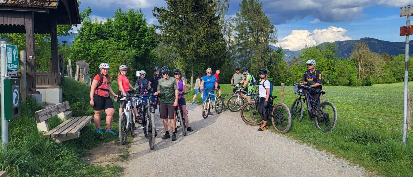 Bild enthält, Helmet, Bicycle, Person, Outdoors, Wheel, Shorts, Cycling, Fun, Vacation, Nature