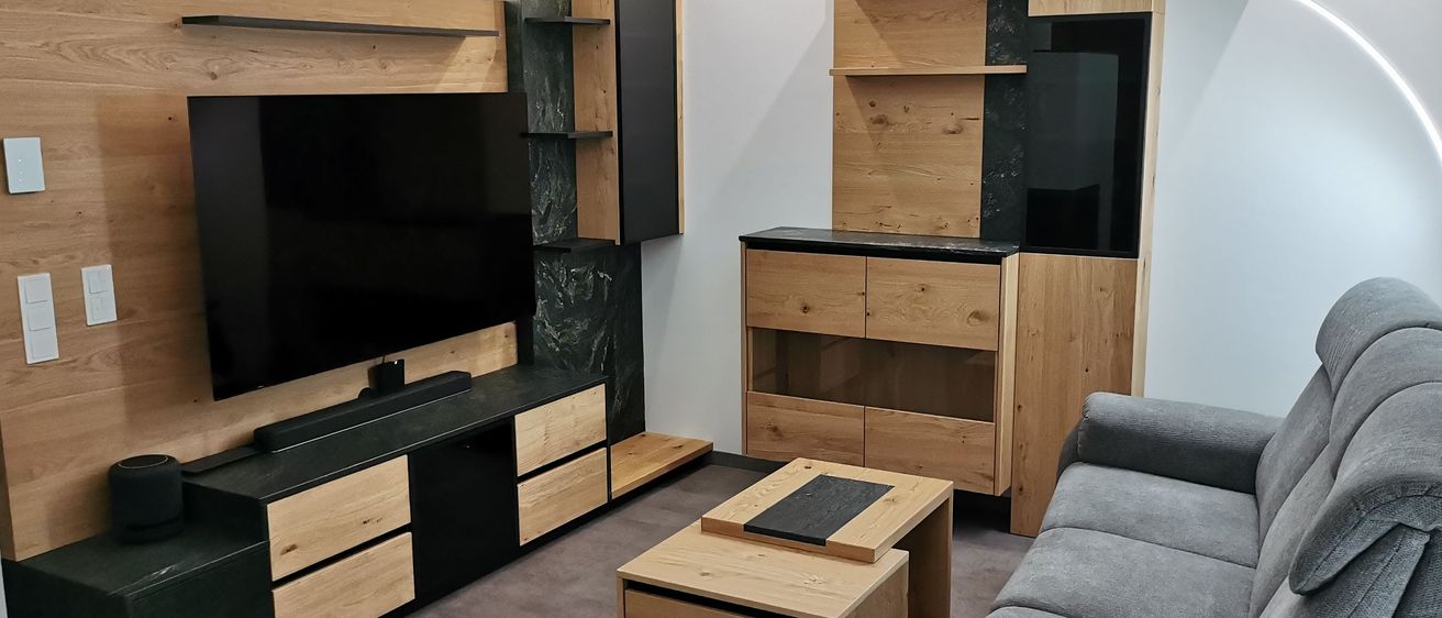 Bild enthält, Interior Design, Furniture, Living Room, Electronics, Screen, Computer Hardware, Monitor, Entertainment Center, Couch, TV