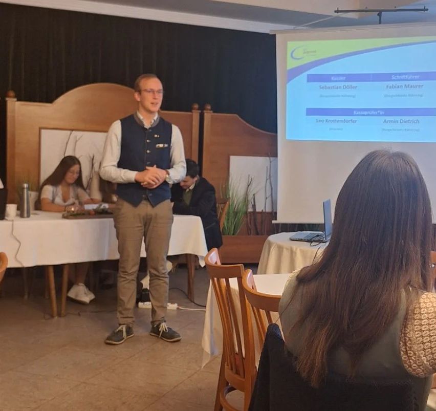 Bild enthält, Crowd, Person, People, Adult, Male, Man, Audience, Laptop, Head, Face