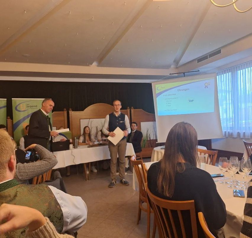 Bild enthält, People, Person, Crowd, Adult, Female, Woman, Male, Man, Audience, Indoors