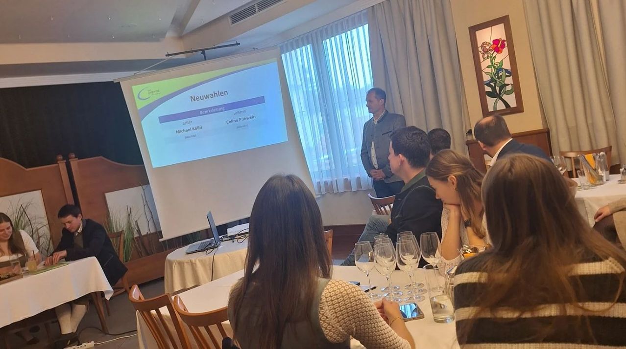 Bild enthält, People, Person, Crowd, Adult, Male, Man, Indoors, Head, Face, Hall