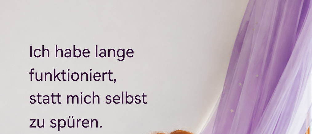 Eine Frau mit roten Haaren lächelt in die Kamera. Sie trägt ein rosa T-Shirt. Der Text lautet 'Ich habe lange funktioniert, anstatt mich selbst zu spüren.' Ein Herz ist über ihrem Kopf.