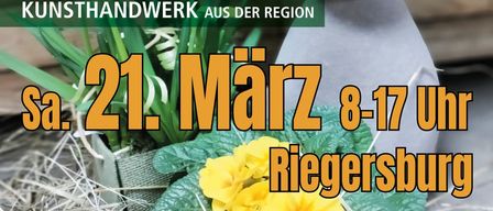 Ein Plakat für den Ostermarkt in Kickenweiz zeigt einen Hasen, gelbe Blumen und eine Holztür. Es bewirbt Osterglück, Osterangebote und lokale Kunst. Die Veranstaltung findet am 21. März ab 17:18 Uhr statt.