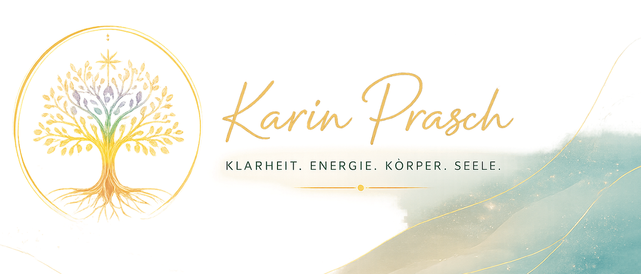Das Bild zeigt den Namen Karin Prasach in elegantem goldenem Schriftzug auf schwarzem Hintergrund. Links befindet sich ein Baumlogo mit bunten Blättern. Unten sind die Worte 'Klarheit. Energie. Körper. Seele.' in goldener Schrift zu sehen.