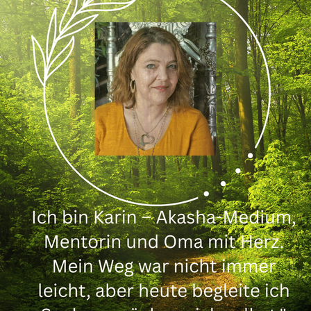 Eine lächelnde Frau in einem orangefarbenen Shirt posiert für ein Bild im Wald, mit Textüberlagerung, die sie als Karin, Akasha-Medium, Mentorin und Oma mit Herz vorstellt.